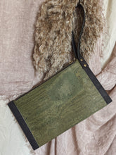 Load image into Gallery viewer, Tanama Wristlet - Plátano & Midnight